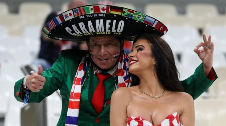 &#039;Caramelo&#039; le regala un sombrero charro a la novia del Mundial (Getty images)