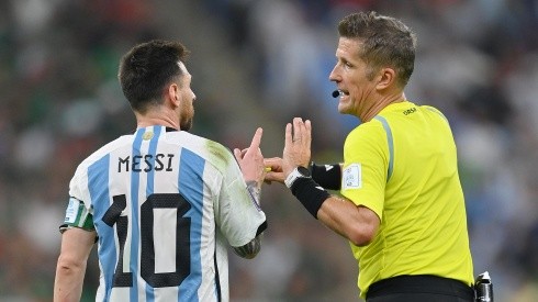 Daniele Orsato con Messi en Argentina vs. México.