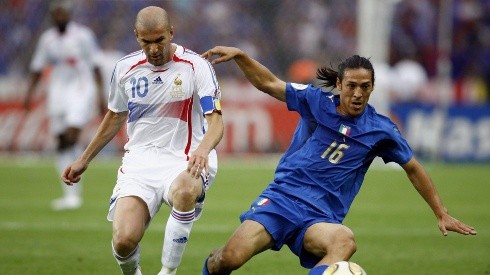 Zinedine Zidane y Mauro Camoranesi disputan la pelota en la final del Mundial de Alemania 2006.