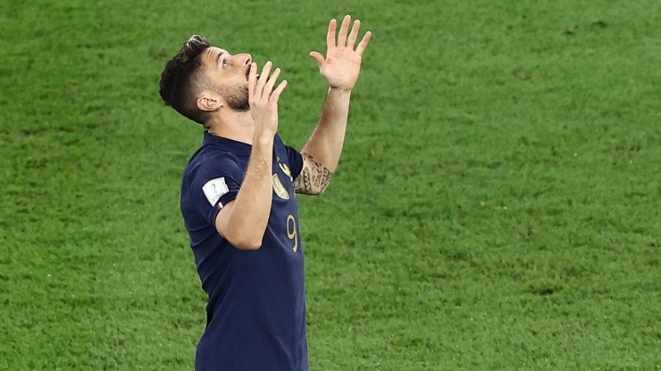 Olivier Giroud llamó la atención por rezar durante un partido de fútbol.