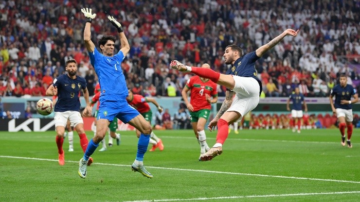 Theo Hernández anotando el primero para Francia.