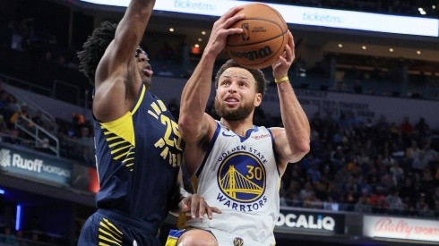 Stephen Curry jugando con Golden State Warriors ante Indiana Pacers