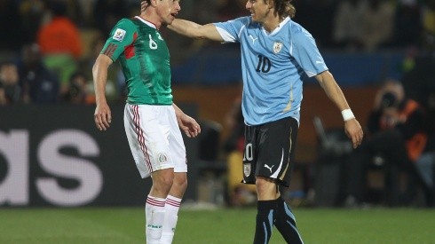 Diego Forlán, de Uruguay, contra Gerardo Torrado, de México, en el Mundial Sudáfrica 2010.