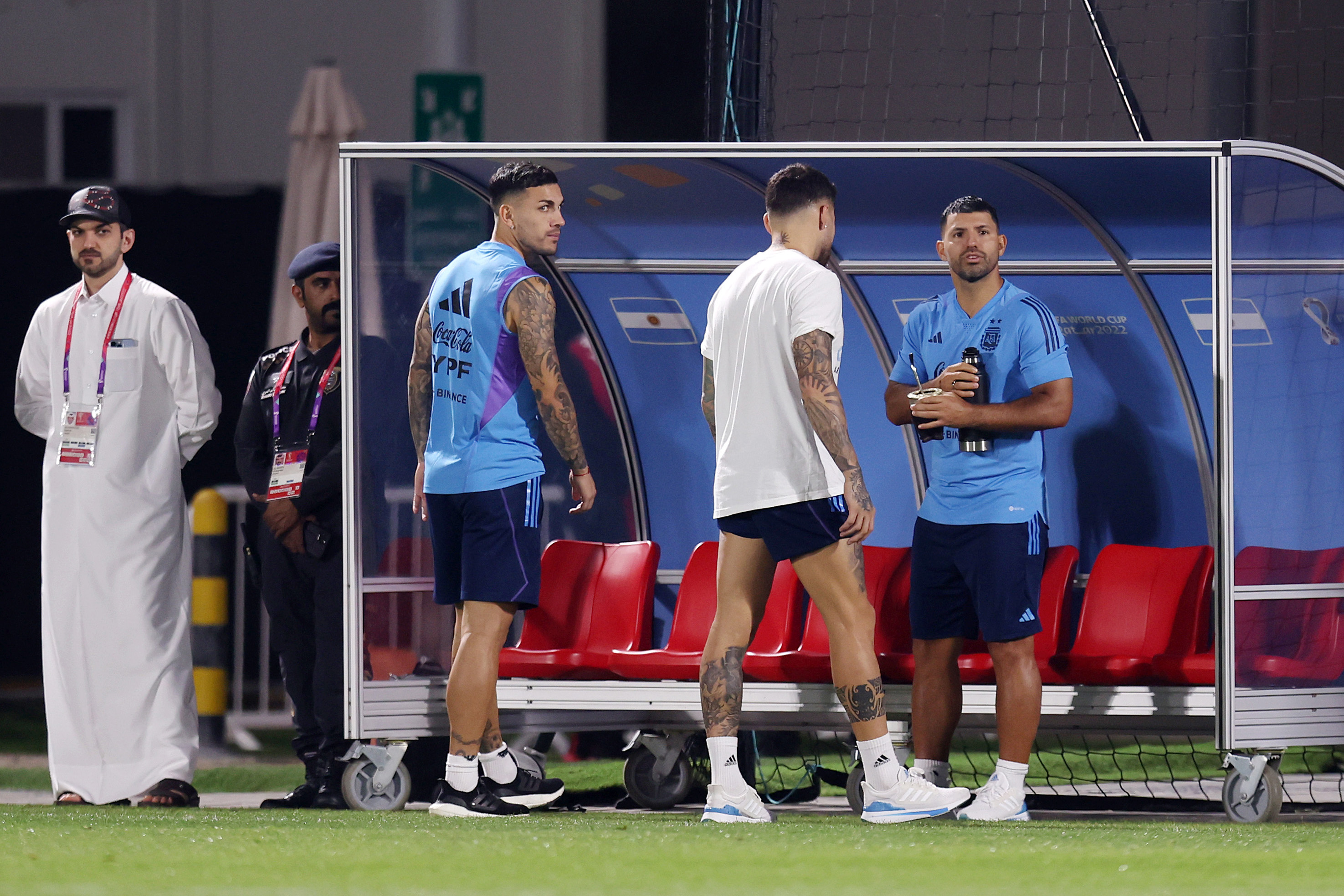 “¡Míralo ahí!”;  Agüero viste uniforme y ‘sorpresas’ en entrenamiento argentino