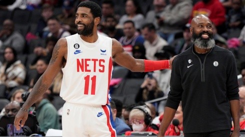 Kyrie Irving y Jacques Vaughn, entrenador de Brooklyn Nets