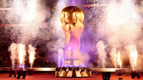 Trofeo gigante en la previa a los partidos de Qatar 2022.