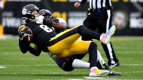 Kenny Pickett con Pittsburgh Steelers ante Baltimore Ravens