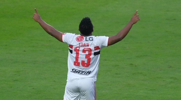 Foto: Marcello Zambrana/AGIF - Luan comemorando o gol do título paulista de 2021.