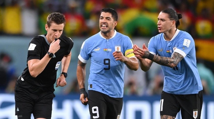 Luis Suarez and Darwin Nunez of Uruguay protest to Referee Daniel Siebert after awarding a penalty to Ghana (Photo by Stu Forster/Getty Images)