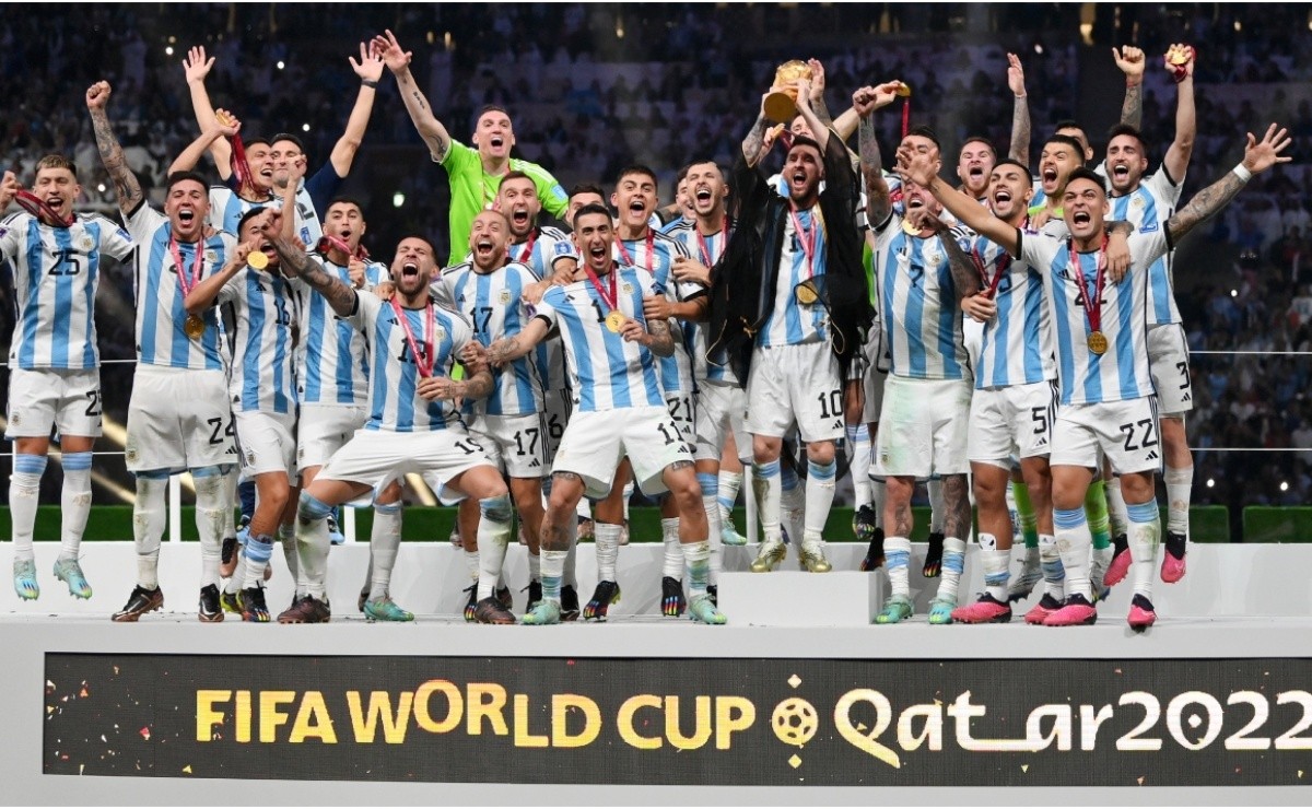 Messi holding the World Cup trophy Best images of Argentina