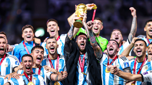 Lionel Messi alzó la copa.