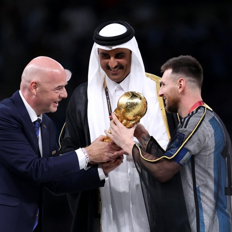 ¿Qué significa la capa que le puso el Emir de Qatar a Messi para levantar la copa?