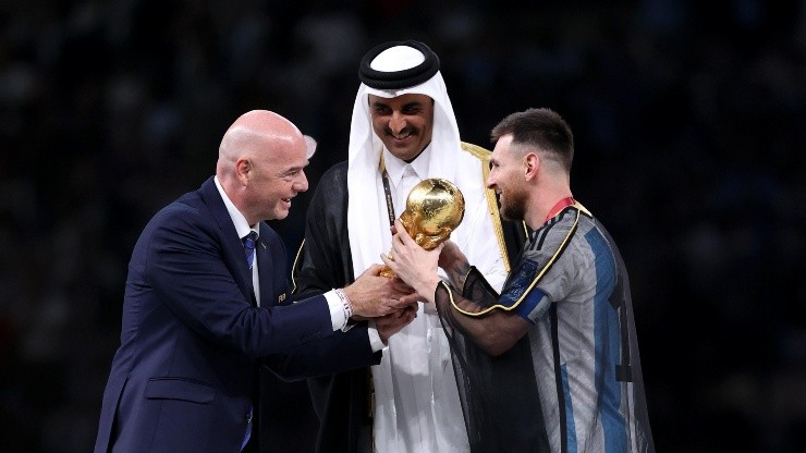 Messi recibiendo la Copa del Mundo.