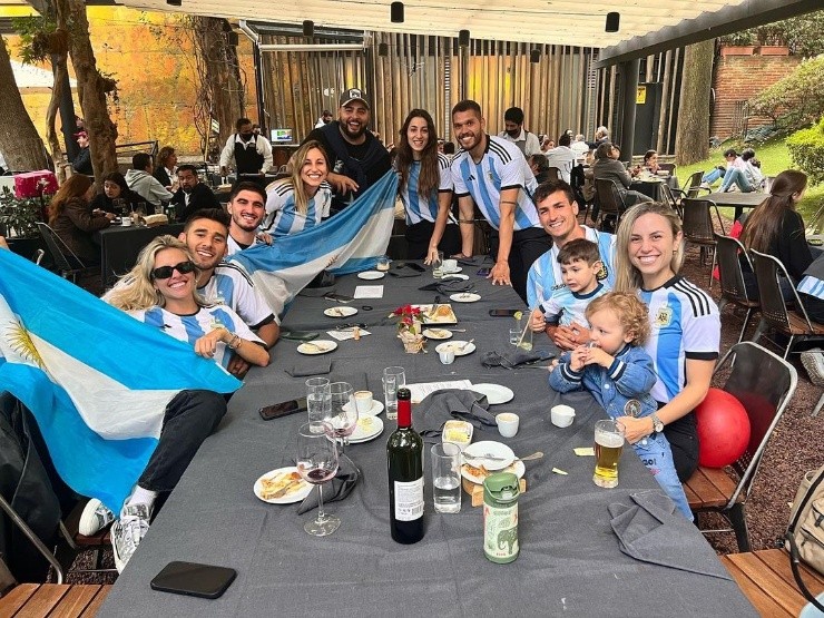 Los jugadores argentinos se reunieron a ver el partido (@sofibruno|Instagram)