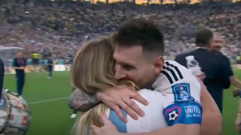 No era la madre de Messi: quién fue la mujer que abrazó al 10 en pleno campo de juego tras el título