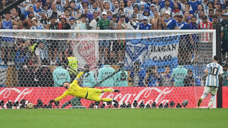 Lionel Messi ejecutando un penal contra Hugo Lloris.