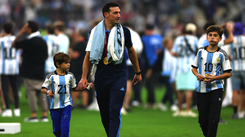 Lionel Scaloni, junto a sus hijos, en los festejos tras la conquista del Mundial de Qatar 2022