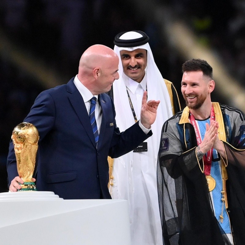 Gianni Infantino reveló qué le dijo a Lionel Messi al darle la Copa del Mundo