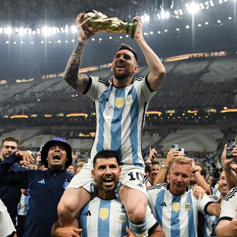 La imagen de Lionel Messi con la Copa del Mundo que es furor