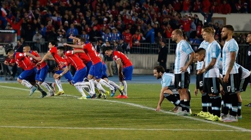 Algunos hinchas argentinos siguen recordando las dos finales perdidas ante Chile.