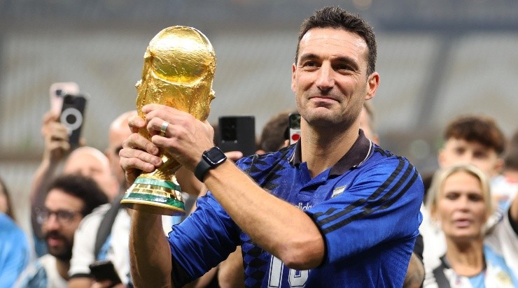 Scaloni levanta la Copa del Mundo, con la camiseta con la que fue campéon Sub 20 en Malasia 1997 (Getty)