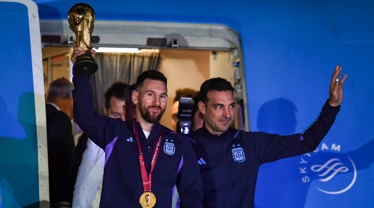 Messi y Scaloni bajan en Ezeiza con la Copa del Mundo, 36 años después (Getty)
