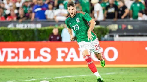 Santiago Giménez en un partido con la selección de México