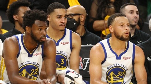 Andrew Wiggins, Jordan Poole y Stephen Curry.