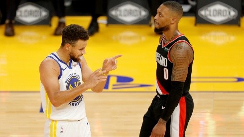 Stephen Curry enfrentando a Damian Lillard