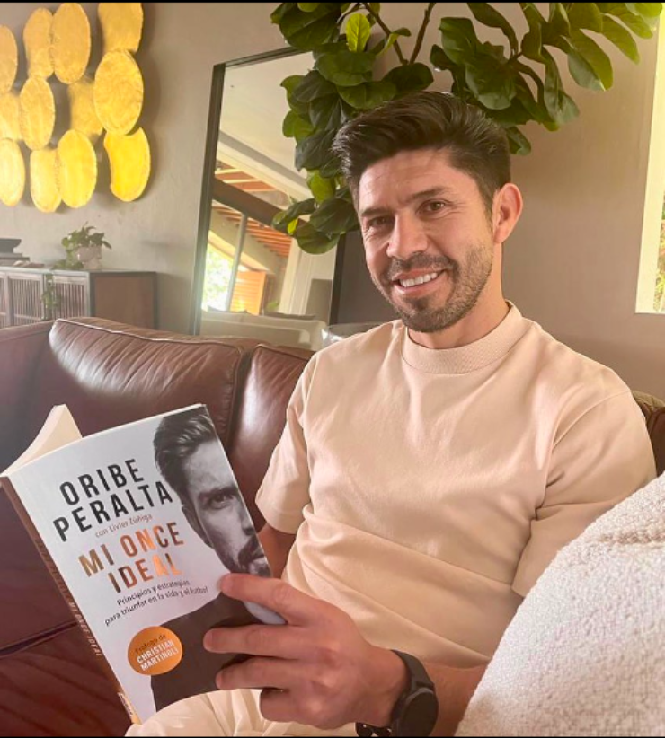 Oribe Peralta con su primer libro (foto: Instagram @oribepm).