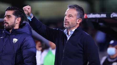 Rafael Puente durante el Himno Deportivo Universitario.