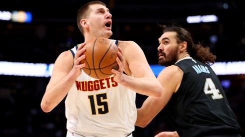 Nikola Jokic enfrentando a Steven Adams en NBA 2022