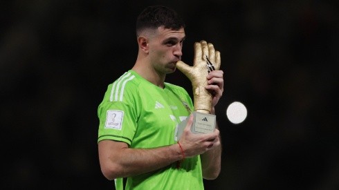 Emiliano 'Dibu' Martinez with the Golden Glove of the 2022 World Cup.