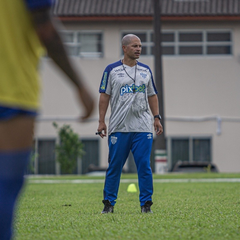 Avaí negocia contratação de meia destaque da Série B