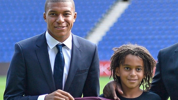 Kylian Mbappé y su hermano Ethan en su llegada a PSG.