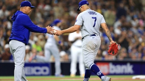 Dave Roberts junto a Julio Urías en Los Angeles Dodgers