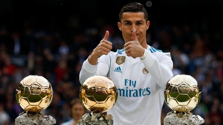 Cristiano Ronaldo con algunos de sus varios Balones de Oro ganados.