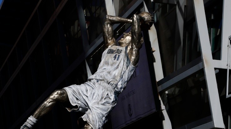 La estatua de Dirk Nowitzki. (Ron Jenkins/Getty Images)