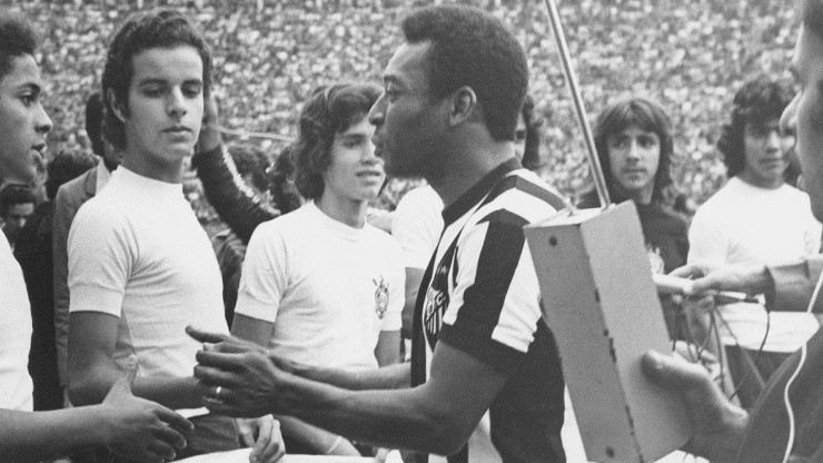 Pelé con la camiseta de Santos.