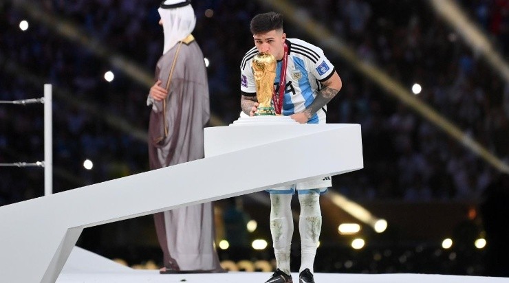 Enzo Fernández kisses the World Cup (Getty Images)