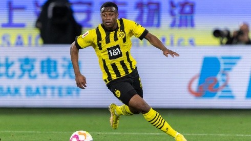 Youssoufa Moukoko en juego con Borussia Dortmund.