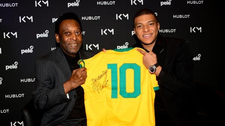 Pelé y Mbappé, juntos en un evento en Paris.