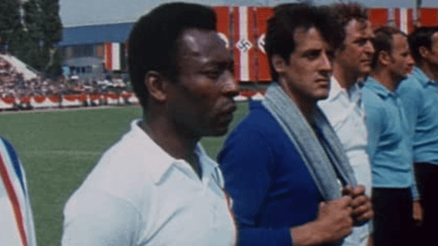 Sylvester Stallone junto a Pelé y otras figuras del fútbol en la película Escape a la victoria