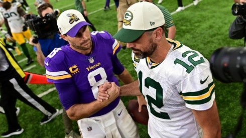 Kirk Cousins saludando a Aaron Rodgers