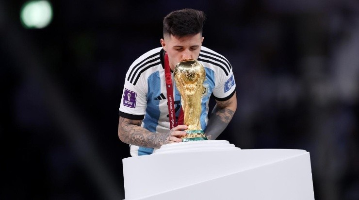Enzo Fernandez of Argentina kisses the FIFA World Cup winning trophy (Photo by Clive Brunskill/Getty Images)