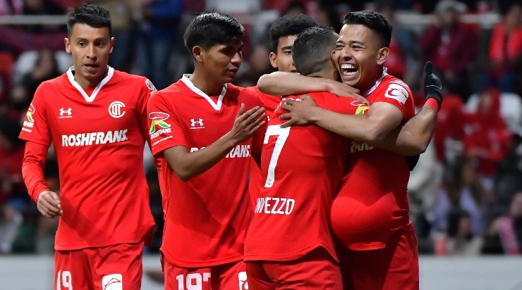 Toluca, Estado de Mexico, 26 de diciembre de 2022. Camilo Sanvezzo y  Sebastián Saucedo en festejo de gol , durante el partido del grupo A de la Copa Sky 2022 entre los Diablos del Toluca y los Rayos del Necaxa , celebrado en el Estadio Nemesio Diez. Foto: Imago7/ Arturo Hernández