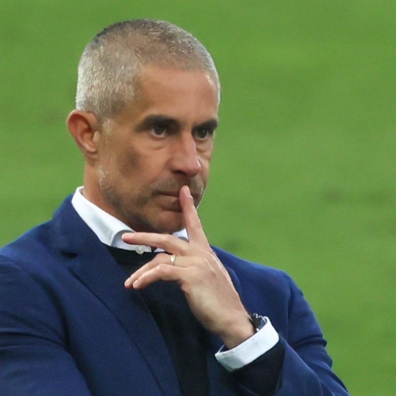 Sylvinho fecha com seleção da Europa e desafio chama atenção do Corinthians