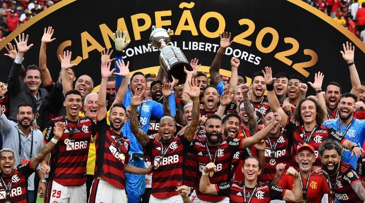 Foto: API/AGIF - Flamengo ergueu a taça mais desejada em 2022.