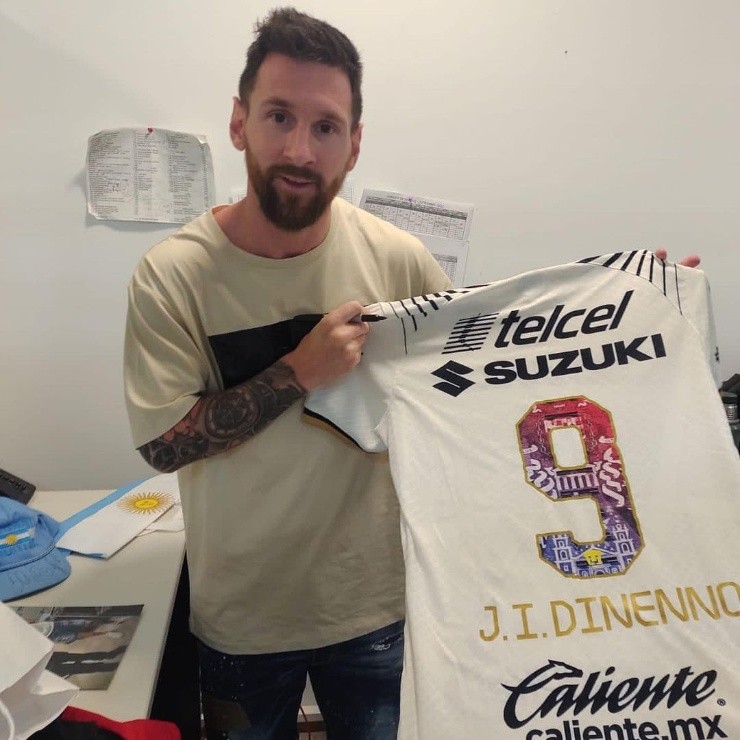 Messi posó con la 9 del Comandante (Instagram|Juandinenno)