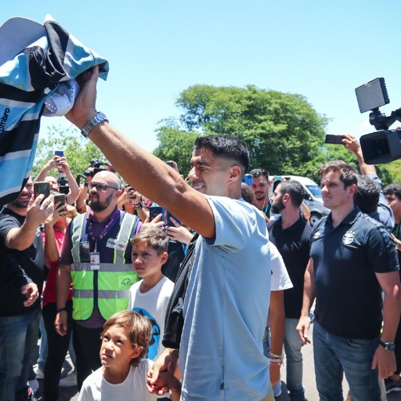 Calurosa bienvenida: el recibimiento de Luis Suárez en Gremio